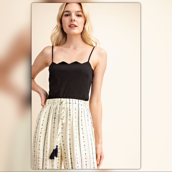 Black Scalloped Neck Tank Top - Picture 2 of 4